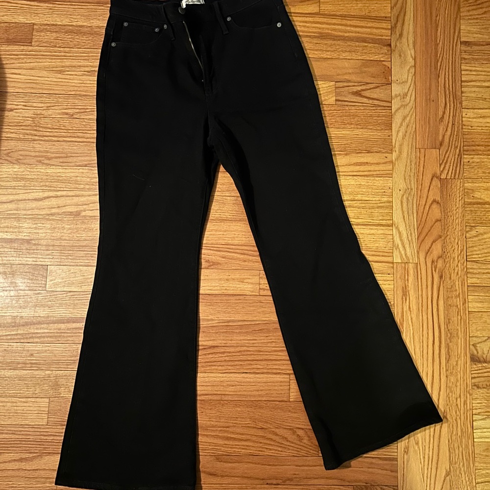 Perfect vintage flare jeans, in black. Never worn!